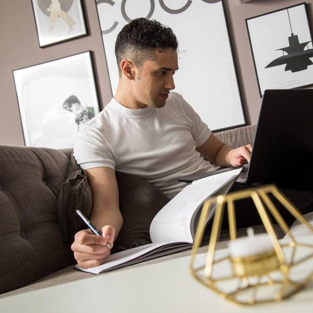 Ein Mann arbeitet auf einem Laptop