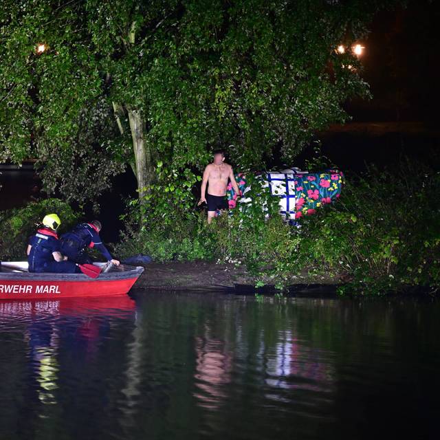 Die Feuerwehr holte den betrunkenen und halbnackten Mann mit einem Boot vom Citysee in Marl.