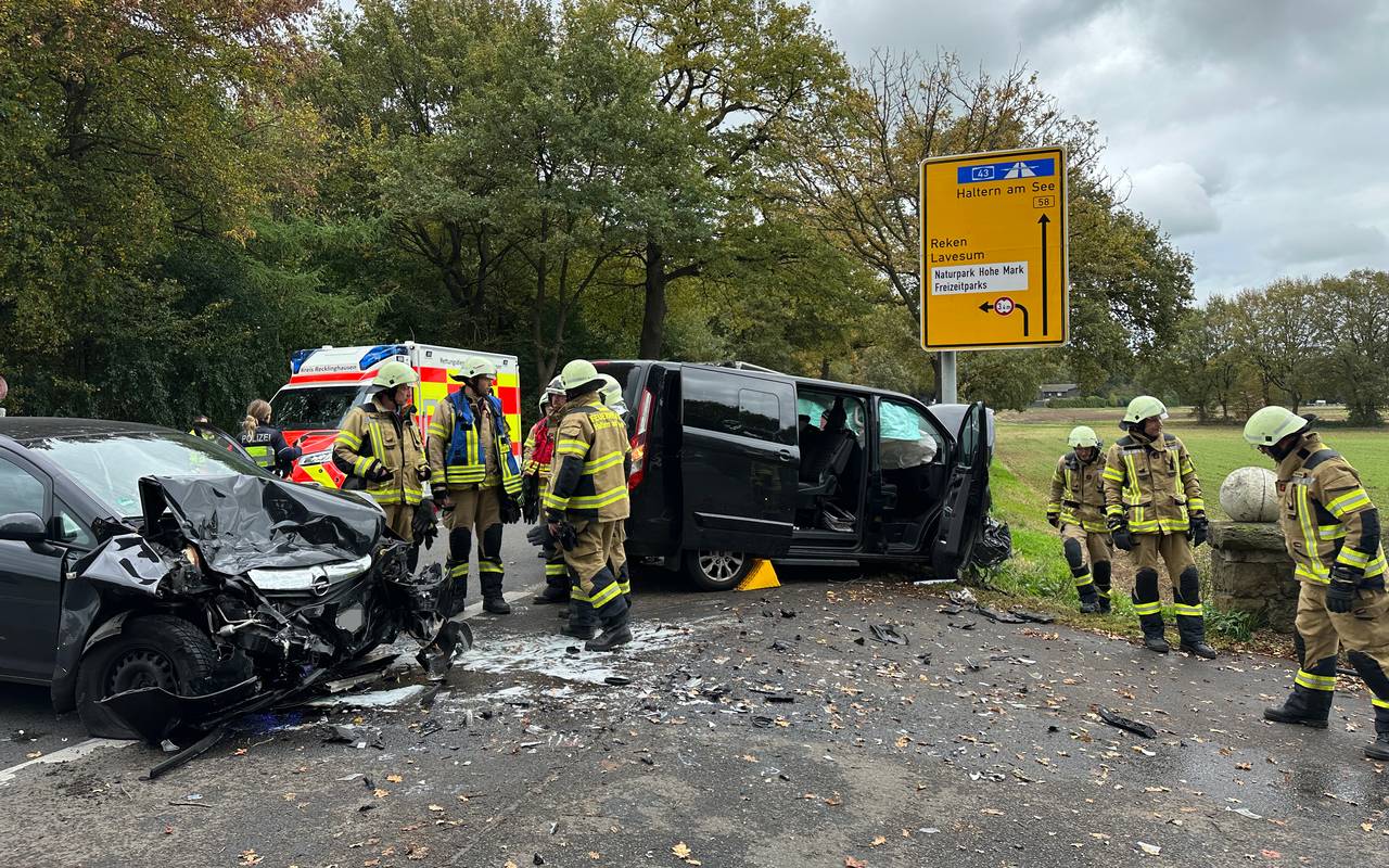 Die beiden beteiligten Autos waren nach dem Unfall auf der B58 in Haltern nur noch Schrott.