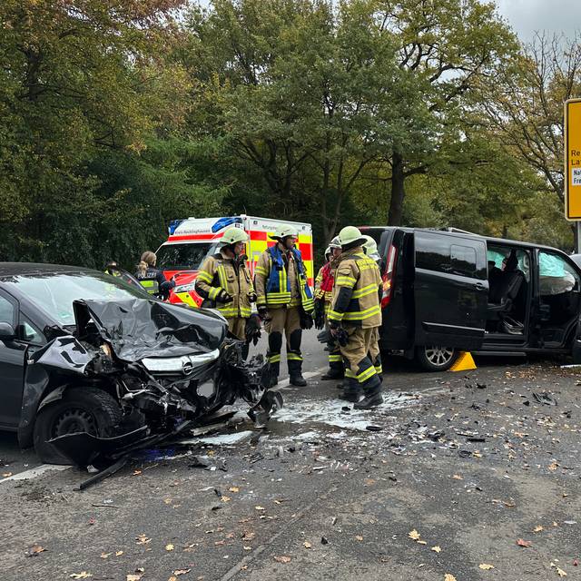 Die beiden beteiligten Autos waren nach dem Unfall auf der B58 in Haltern nur noch Schrott.