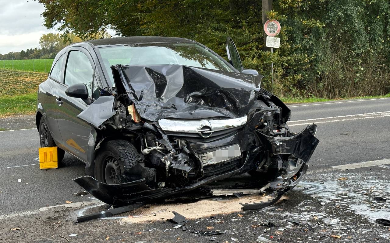 Die Front des Opels war nach dem Unfall auf der B58 in Haltern komplett eingedrückt, überall lagen Trümmerteile herum.