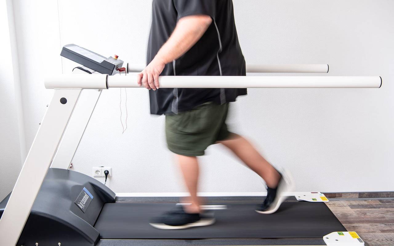 Ein Mann trainiert auf dem Laufband.