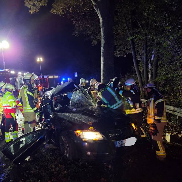 Die Feuerwehr Datteln musste den verunglückten Autofahrer aus seinem Fahrzeug befreien.