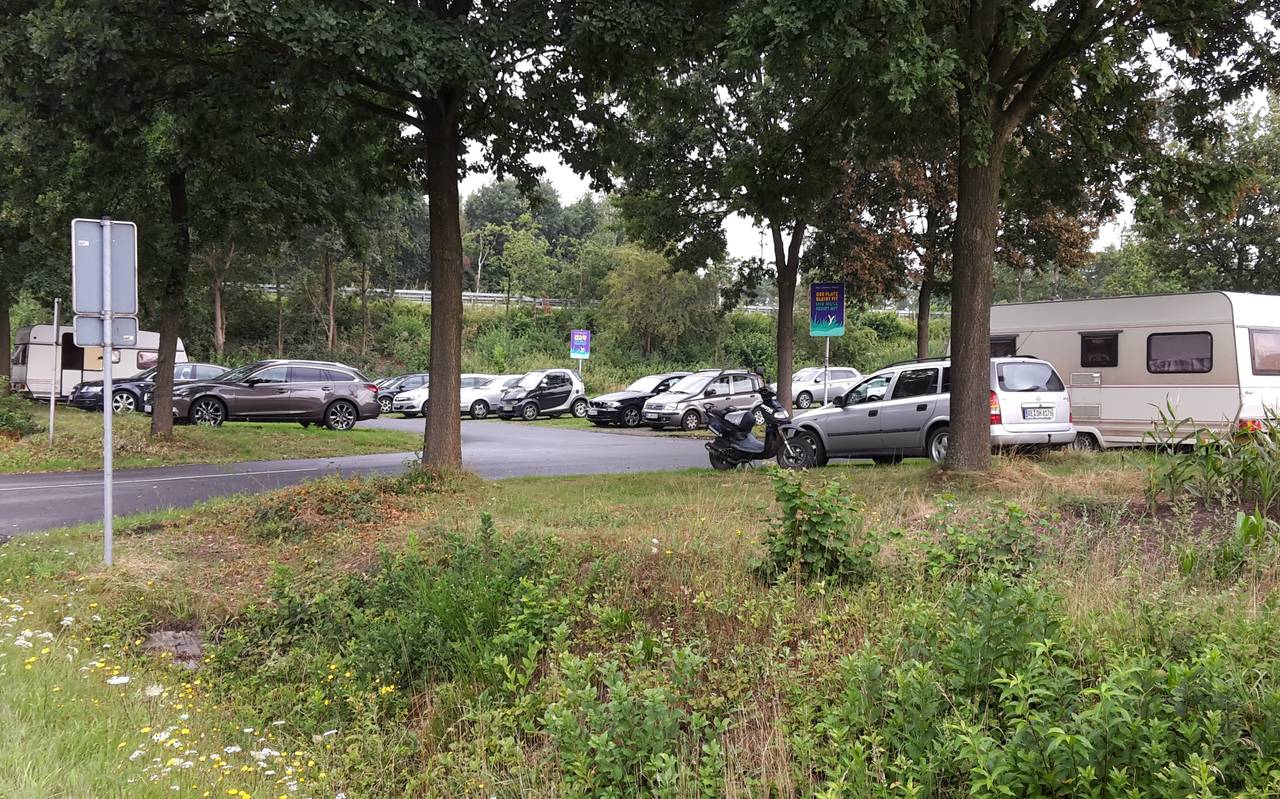 Wohnwagen am Pendlerparkplatz an der A52 in Marl