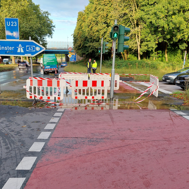 Der Wasserrohrbruch ist auf der Akkoallee in Recklinghausen im Bereich der Ampel aufgetreten.