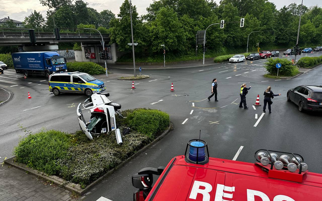 Durch den Unfall musste die Kreuzung in Dorsten gesperrt werden. Der Verkehr staute sich.
