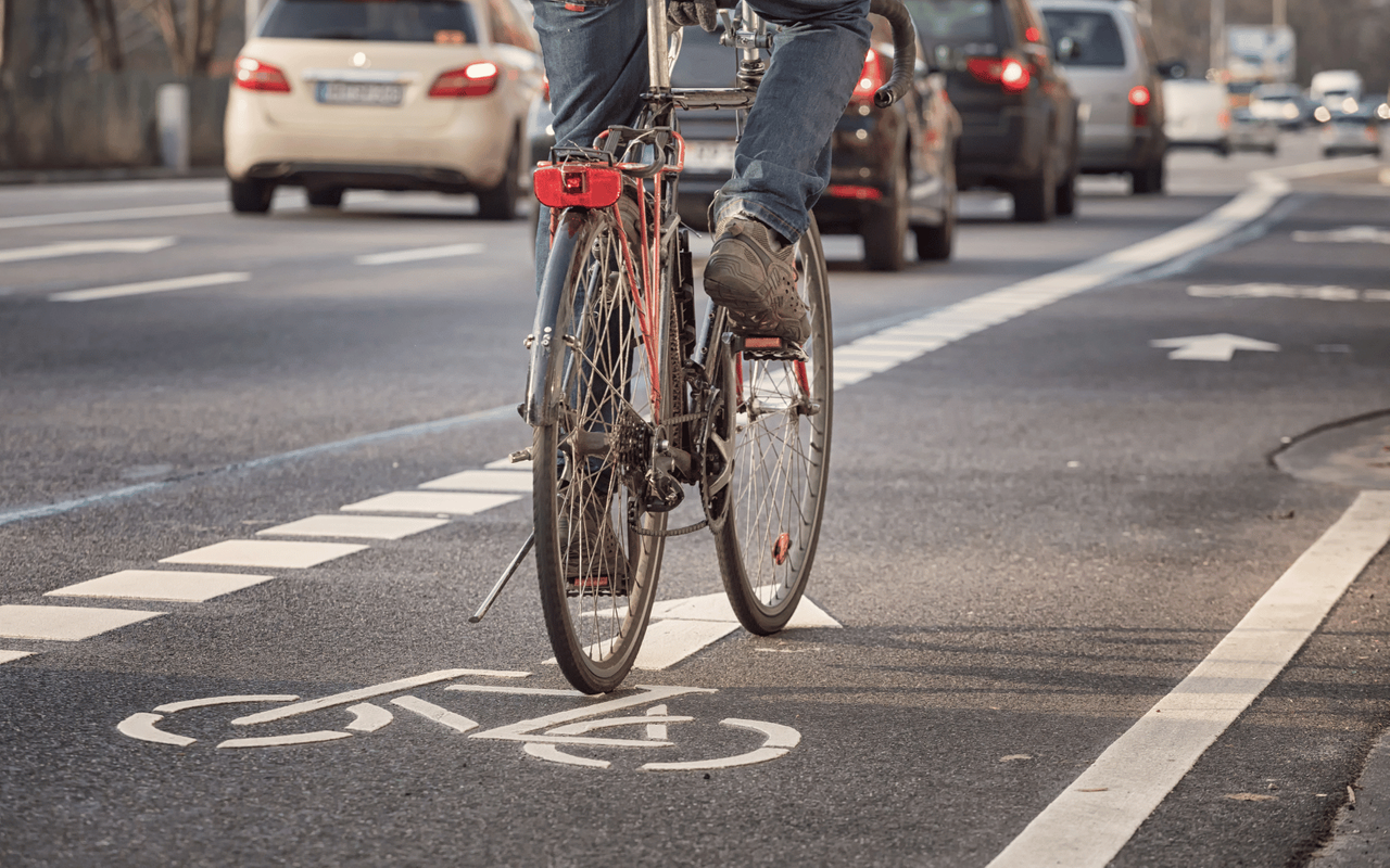 Radfahrer auf dem Radweg.