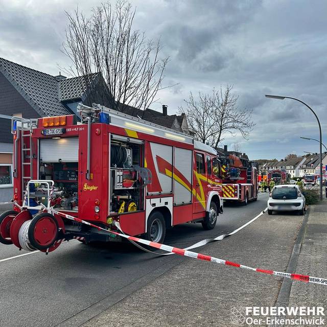 Mehrere Löschzüge waren bei dem Feuerwehreinsatz auf der Kleinerkenschwicker Straße dabei.