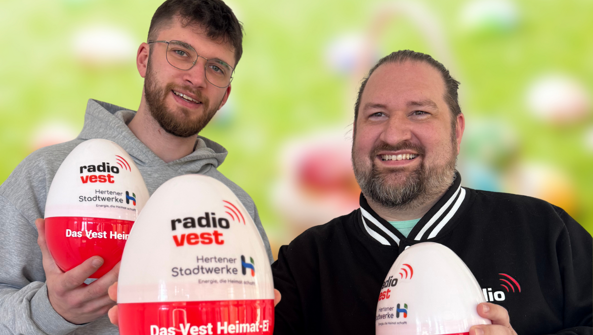 Radio Vest Morgenmoderatoren Jan Schmitz (li.) und  Ingo Arndt mit den Radio Vest - Heimat- Ostereiern. 
