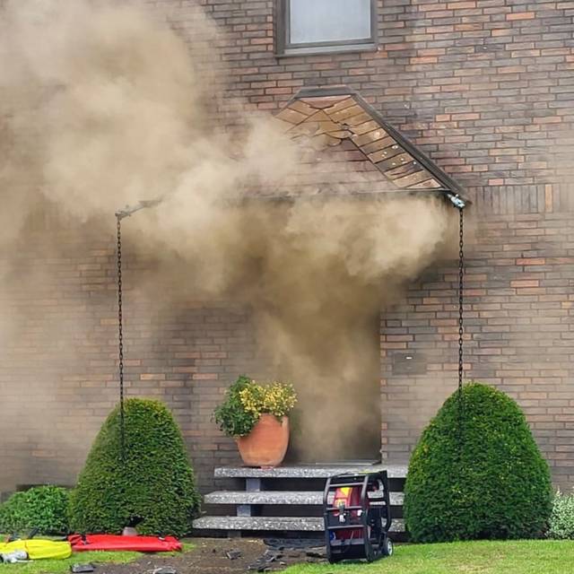 Bei dem Brand in Recklinghausen-Hochlarmark drang dichter Qualm aus dem betroffenen Wohnhaus.