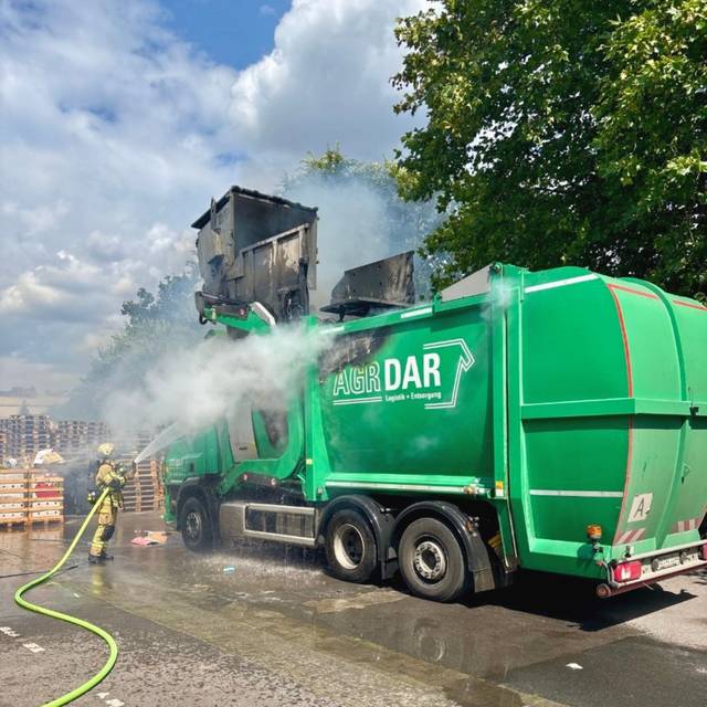 Die Feuerwehr Recklinghausen kühlte den brennenden Müllwagen erst, weil sie nicht an das Feuer an sich herankam.