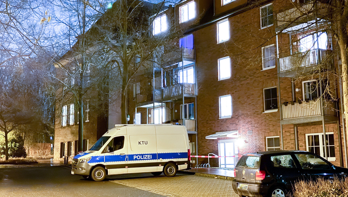 Ein Polizeiauto steht vor einem Seniorenzentrum in Waltrop