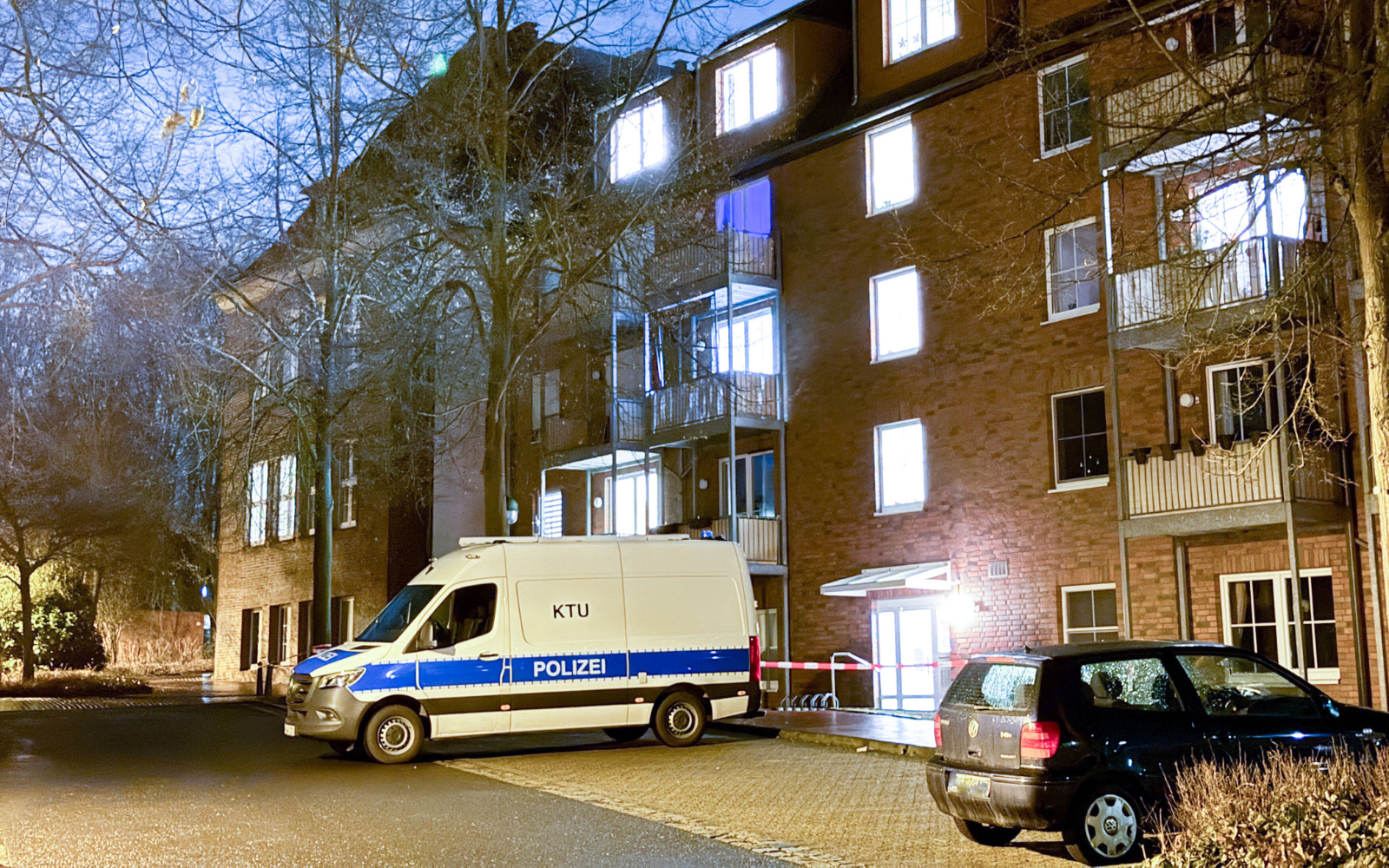 Ein Polizeiauto steht vor einem Seniorenzentrum in Waltrop