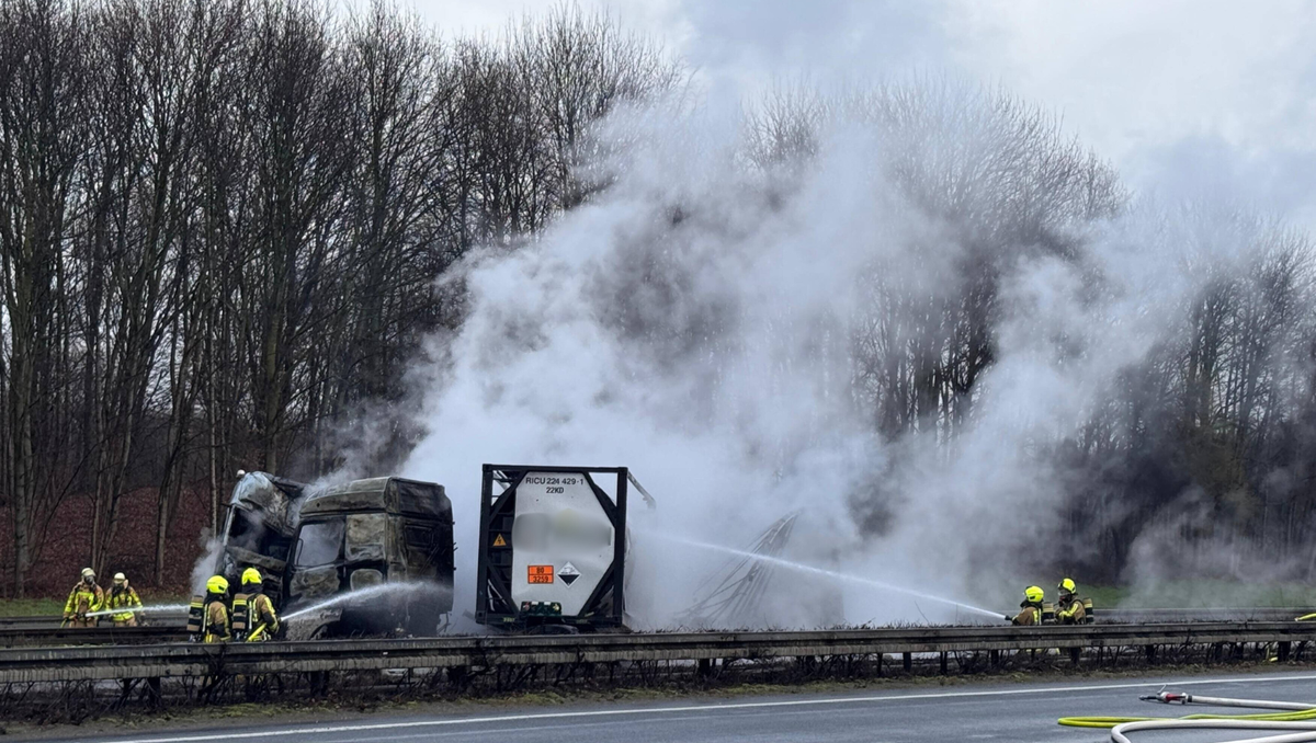 Ein völlig zerstörter und ausgebrannter, noch qualmender LKW steht auf der A2 bei Gladbeck 
