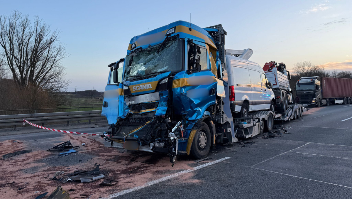 Ein an der Front stark zerstörter LKW steht auf der A2 bei Recklinghausen 