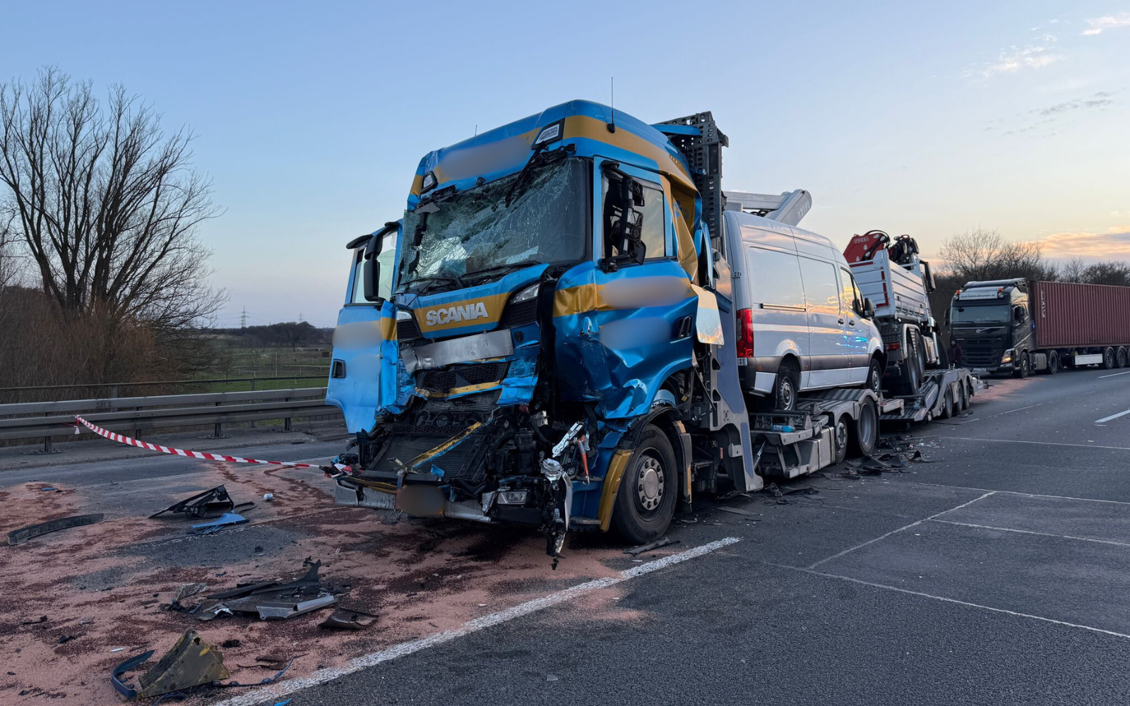 Ein an der Front stark zerstörter LKW steht auf der A2 bei Recklinghausen 