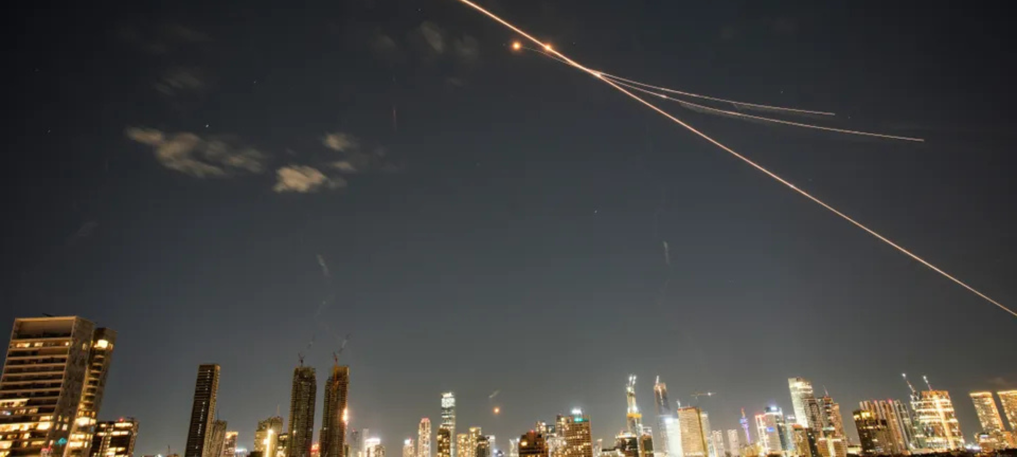 Spuren von Luftabwehrraketen sind in Tel Aviv, Israel, zu sehen.