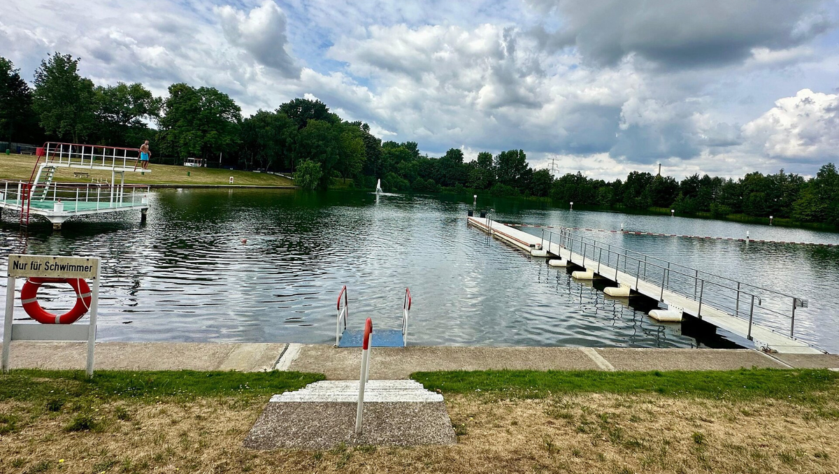 Der Marler Badeweiher vor den Toren des Chemieparks. 