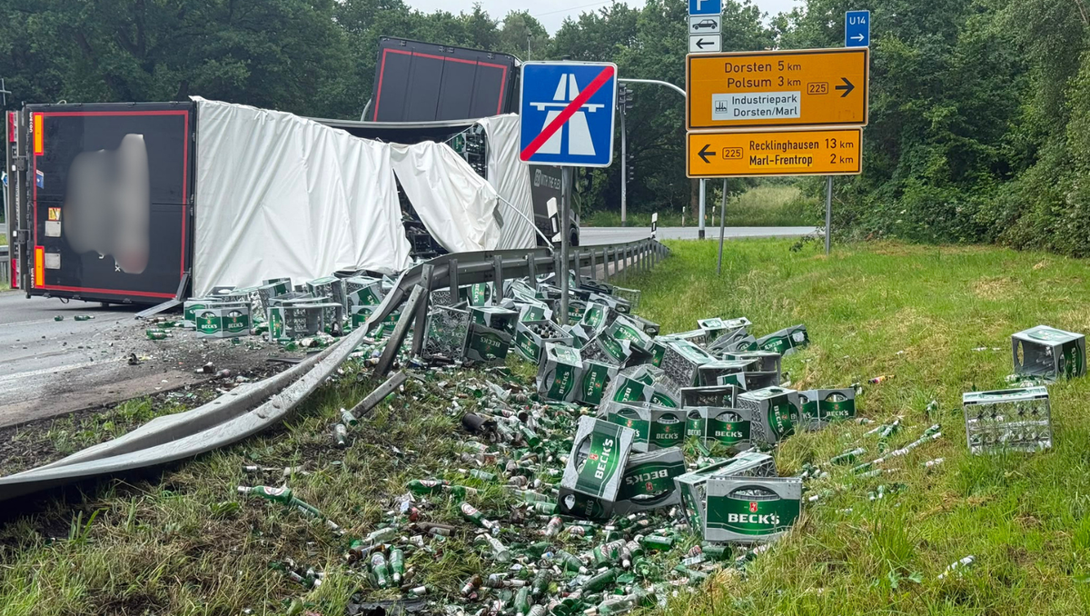 Der mit Bier beladene LKW kippte an der A52-Abfahrt Marl-Frentrop auf die Seite 