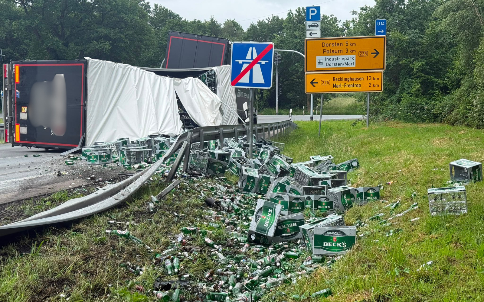 Der mit Bier beladene LKW kippte an der A52-Abfahrt Marl-Frentrop auf die Seite 