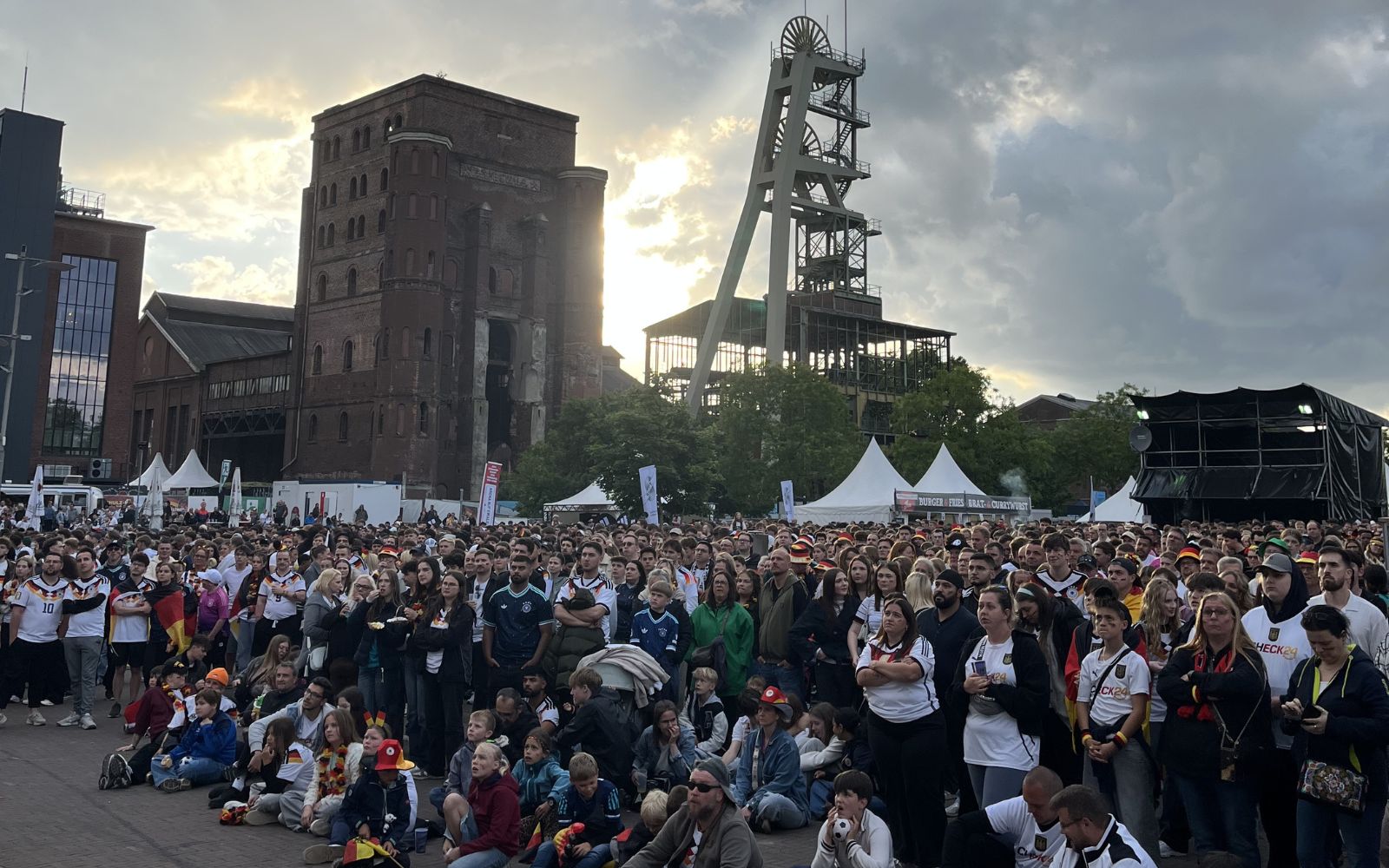 Tausende Fans verfolgten das erste WM-Spiel der Deutschen Nationalmannschaft gegen Curacao beim Public Viewing in der Arena auf Ewald in Herten. 