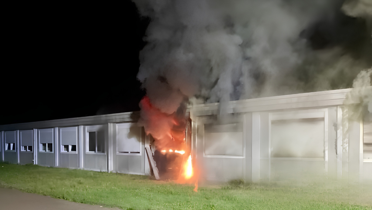 Ein Wohncontainer in einer Obdachlosenunterkunft in Recklinghausen steht in Flammen. 