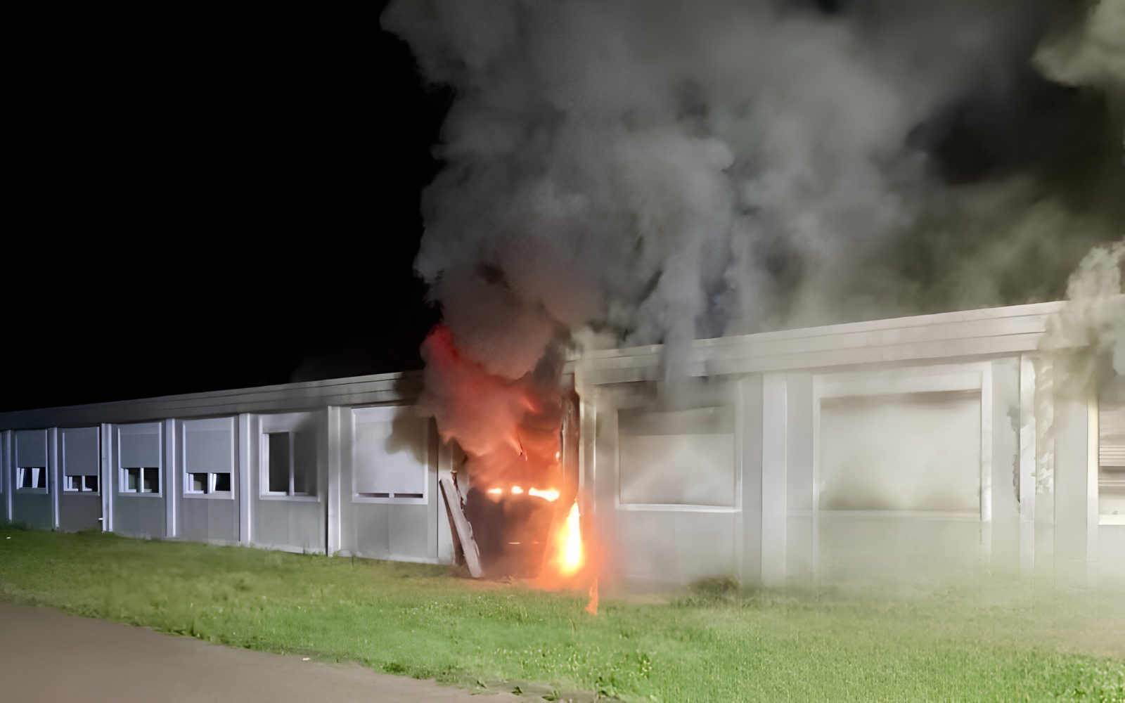 Ein Wohncontainer in einer Obdachlosenunterkunft in Recklinghausen steht in Flammen. 