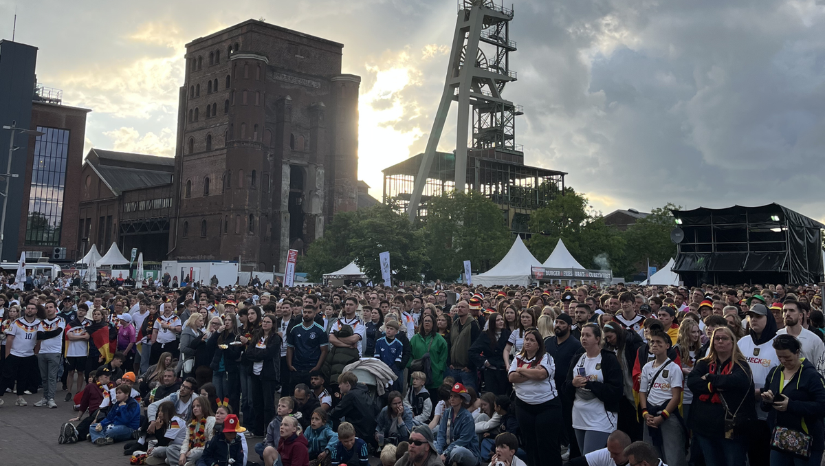 Tausende Fans beim Public Viewing in der Arena auf Ewald in Herten. 