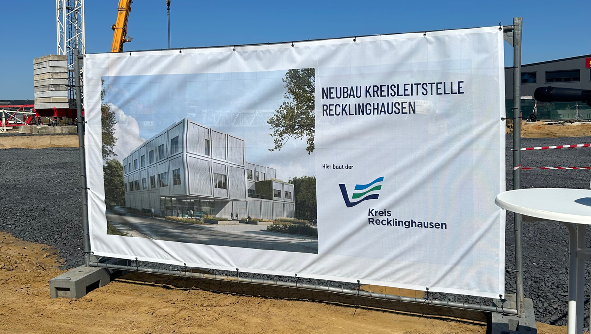 Große Schilder weisen an der B225 in Marl auf den Neubau der Kreisleitstelle hin 