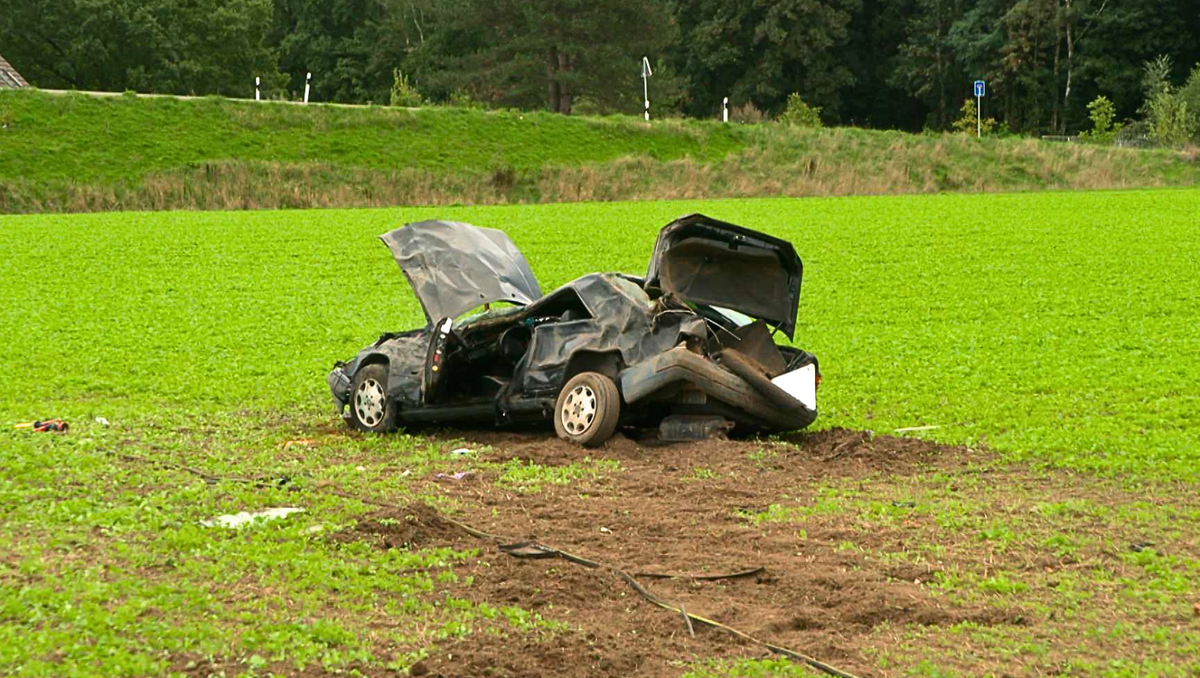 Ein 59-Jähriger hat auf der Olfener Straße in Datteln einen schweren Unfall gebaut. Sein Auto überschlug sich - der Mann kam mit lebensgefährlichen Verletzungen ins Krankenhaus.