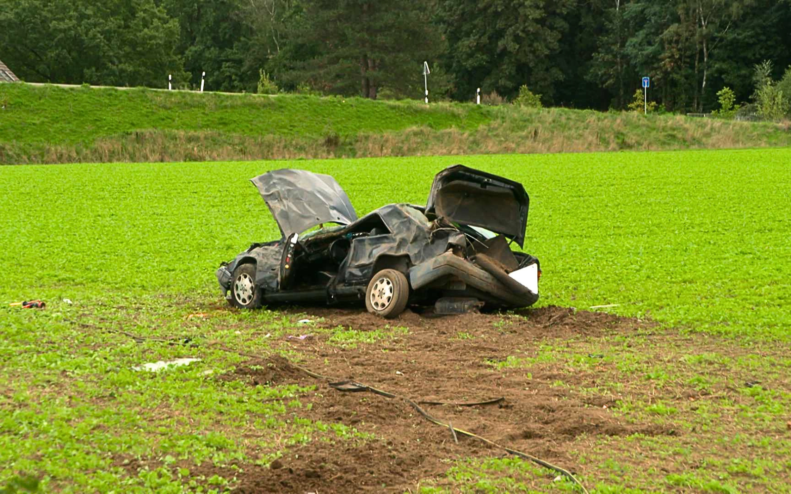Ein 59-Jähriger hat auf der Olfener Straße in Datteln einen schweren Unfall gebaut. Sein Auto überschlug sich - der Mann kam mit lebensgefährlichen Verletzungen ins Krankenhaus.