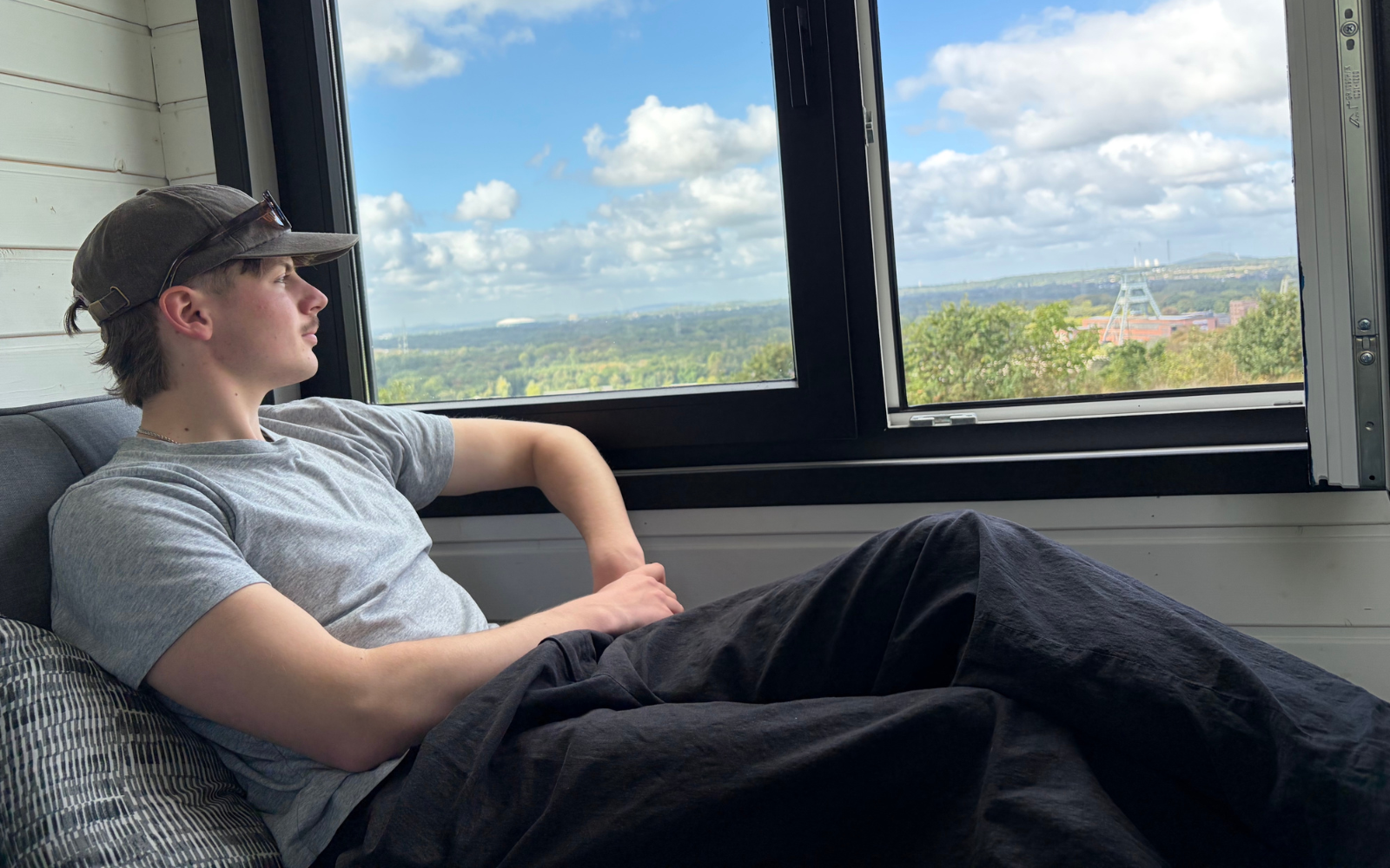 Eine Woche lang lebte Fynn (21) aus Hamburg in einem Tiny House auf der Halde Hoheward in Herten. Sein Fazit: viel grüner und herzlicher als erwartet.