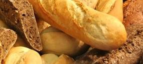 Rätsel um illegal entsorgte Brötchenberge an der Straße