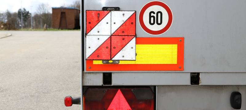 Ladung auf der A43 verloren - LKW-Fahrer gesucht