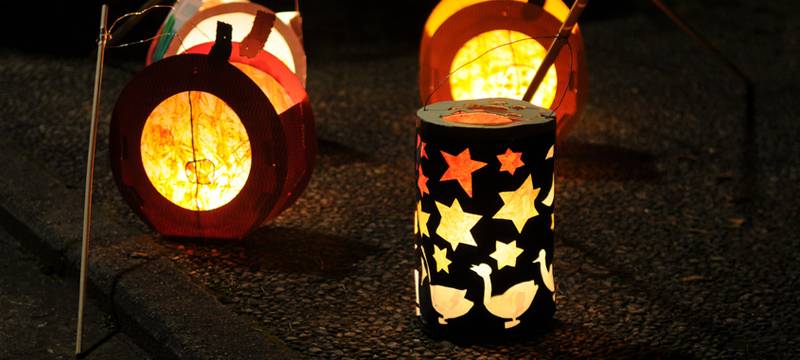 St. Martins-Laternen im Fenster