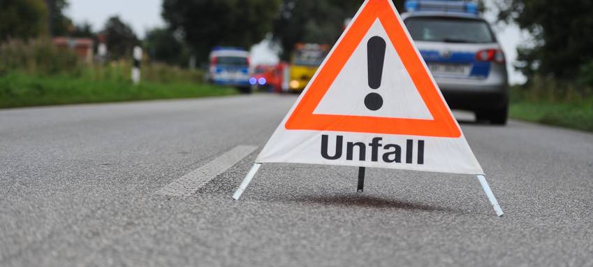 Auto überschlägt sich bei Unfall