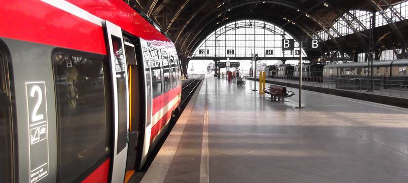 Jugendliche schubsen sich an Bahnsteigkante - Zug muss bremsen