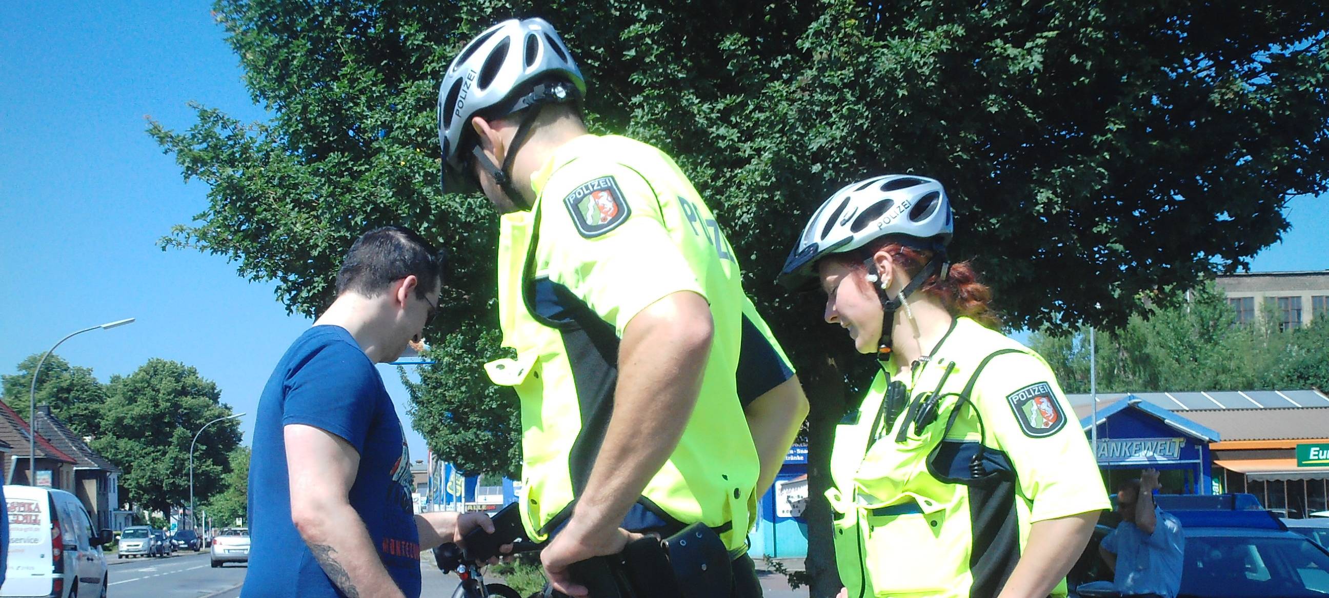 Polizei kontrolliert Fahrradfahrer