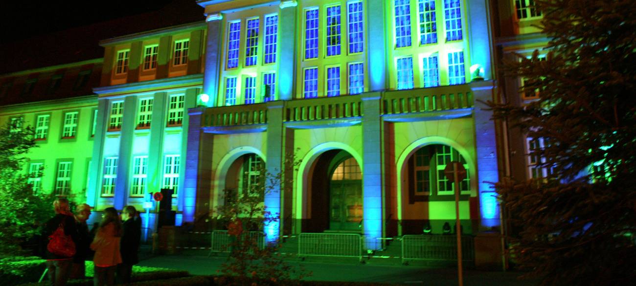 Viele Gebäude in Datteln werden bei dem Event bunt angestrahlt.