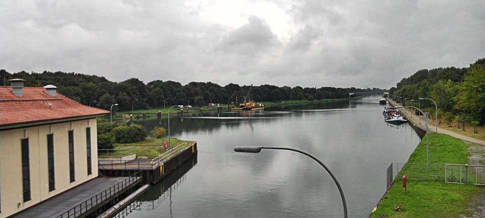 Kilometerlange Schmutzspur durch Kanal