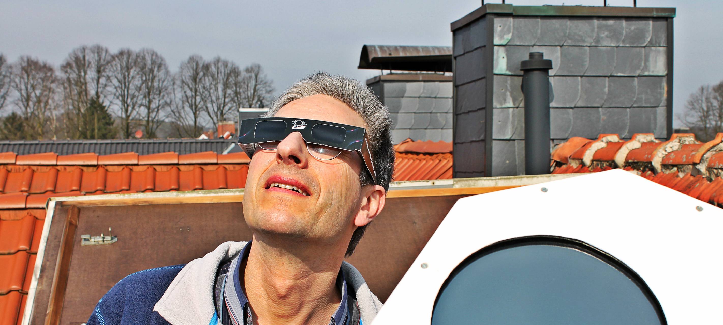 Blick auf partielle Sonnenfinsternis im Kreis unsicher