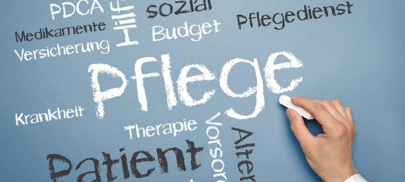 Rollatoren-Demo für besser Bezahlung von Pflegekräften