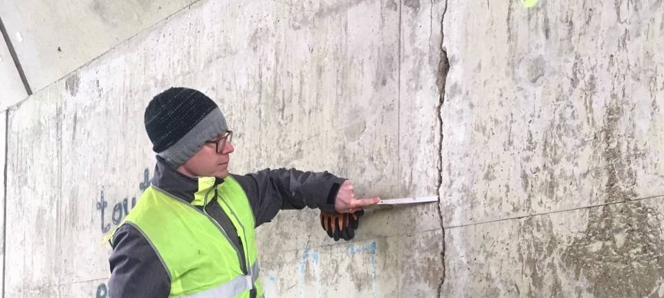 Markus Hoffmann der Lippe Wassertechnik überprüft eine Brücke