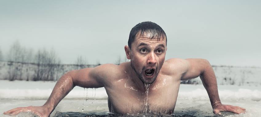 Neujahrsschwimmer springen in den kalten Stausee