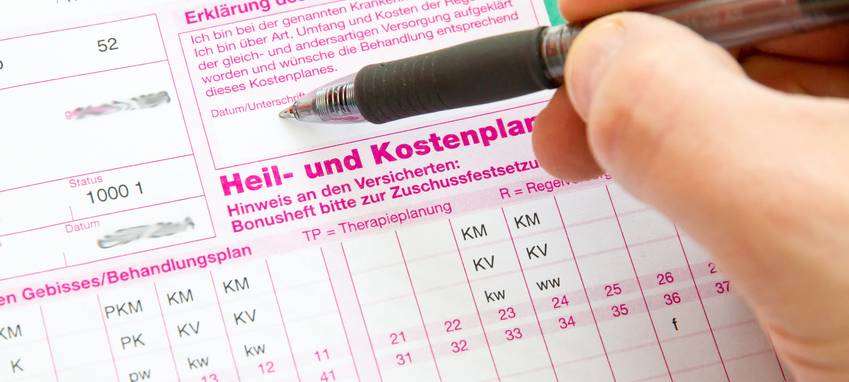 Mann beim Unterschreiben des Heil- und Kostenplanes