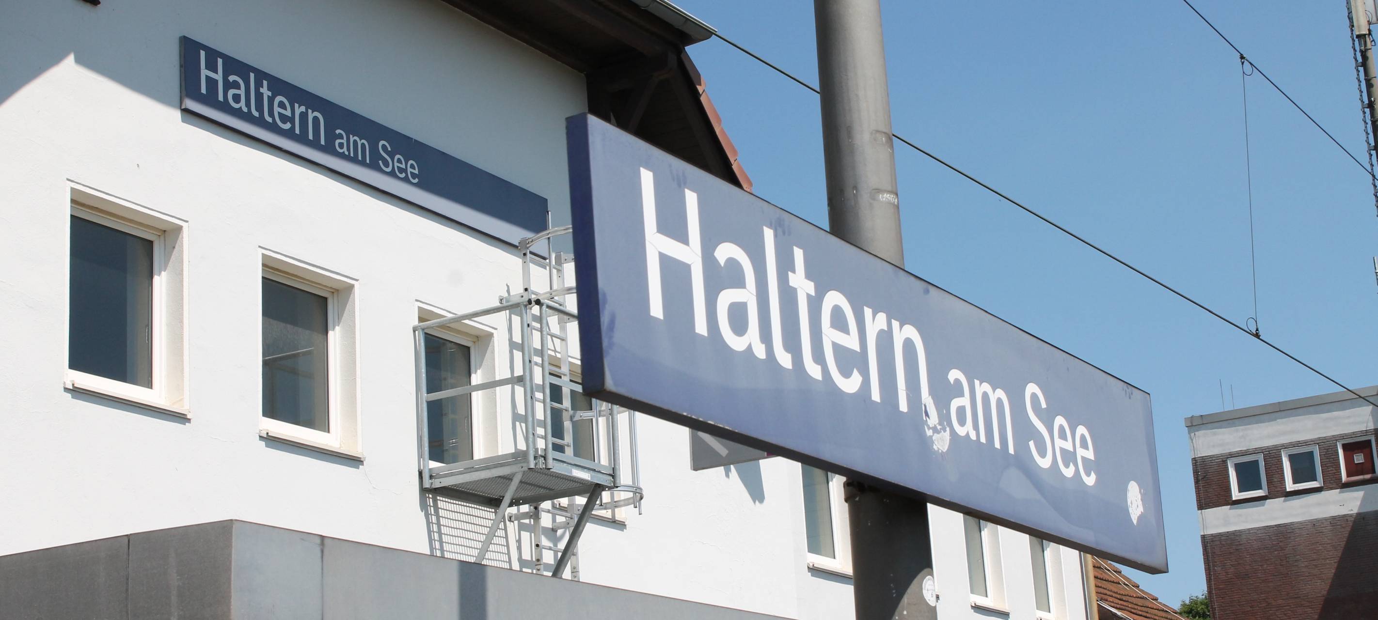 Unbekannte werfen Gegenstand auf Intercity