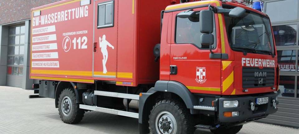 Feuerwehr holt Motorräder aus Kanal in Dorsten