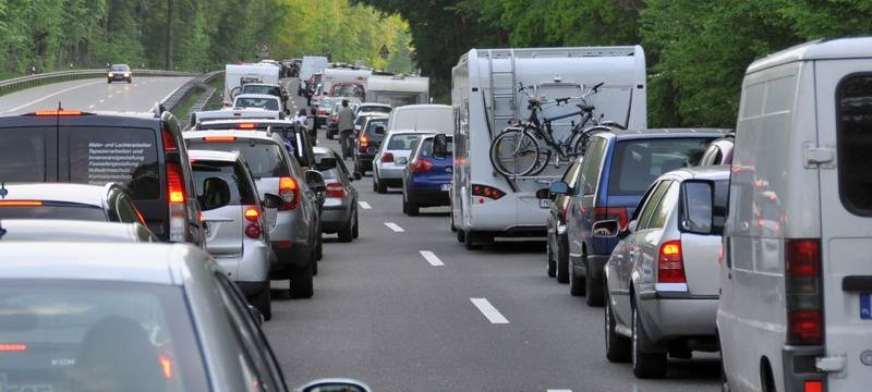 A42 nach schwerem LKW-Unfall gesperrt