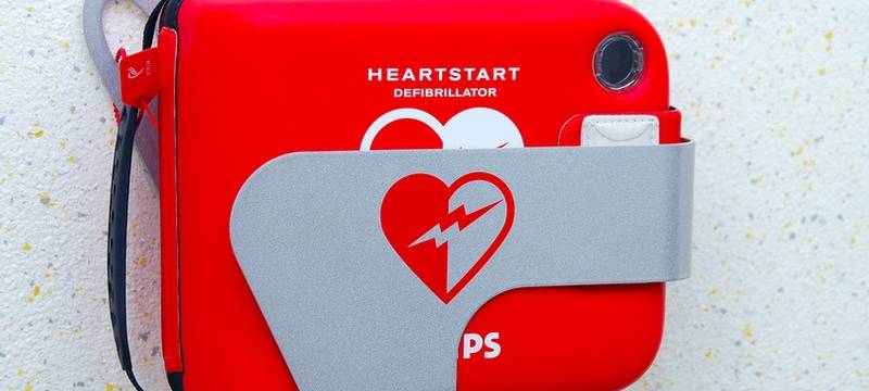 Ex-Bundesliga-Trainer Neururer setzt sich für Defibrilatoren in Vereinen ein