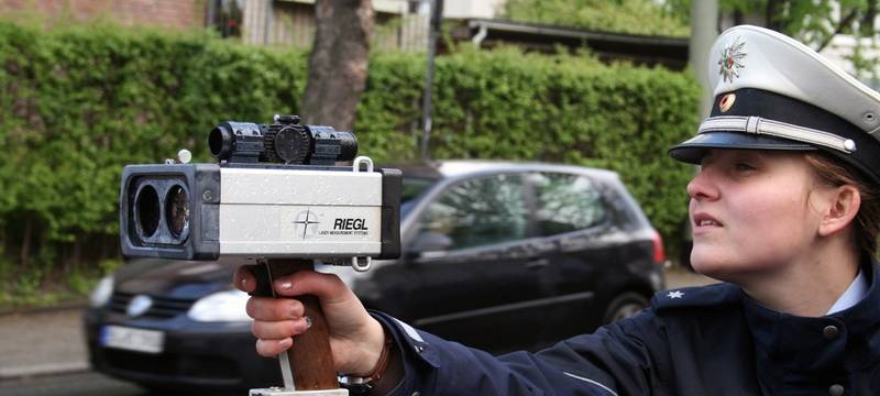Beim Blitzmarathon am 8. April 2014 kontrolliert eine junge Polizistin mit der Laserpistole die Geschwindigkeit in einer 30er-Zone in Hattingen im Ennepe-Ruhr-Kreis.